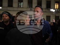 Народен театър - граждани в подкрепа на пиесата "Оръжията и човекът"