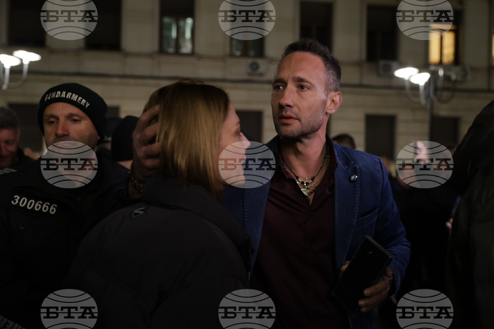 Народен театър - граждани в подкрепа на пиесата "Оръжията и човекът"