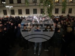 Народен театър - граждани в подкрепа на пиесата "Оръжията и човекът"