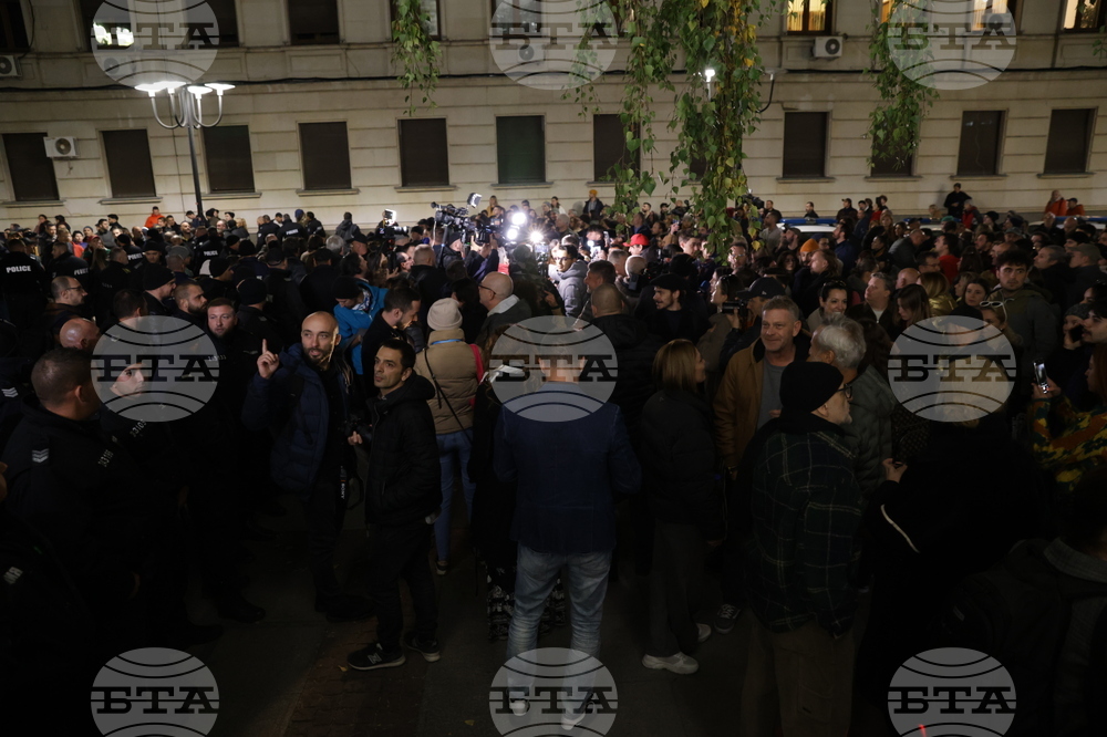 Народен театър - граждани в подкрепа на пиесата "Оръжията и човекът"