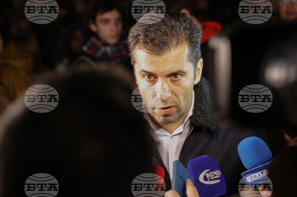 Народен театър - граждани в подкрепа на пиесата "Оръжията и човекът"