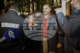 Народен театър - граждани в подкрепа на пиесата "Оръжията и човекът"