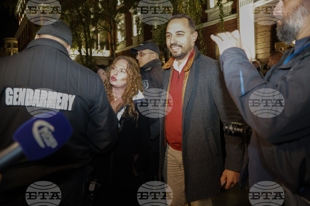 Народен театър - граждани в подкрепа на пиесата "Оръжията и човекът"