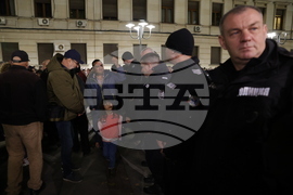 Два протеста се провеждат пред Народния театър „Иван Вазов“ тази вечер