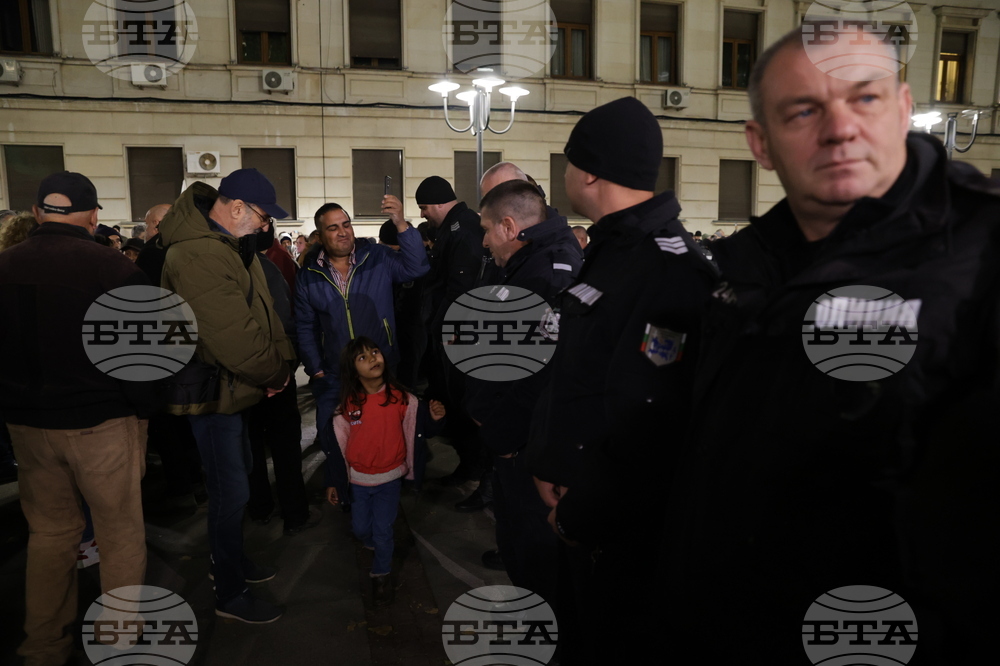 Два протеста се провеждат пред Народния театър „Иван Вазов“ тази вечер