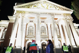 Два протеста се провеждат пред Народния театър „Иван Вазов“ тази вечер