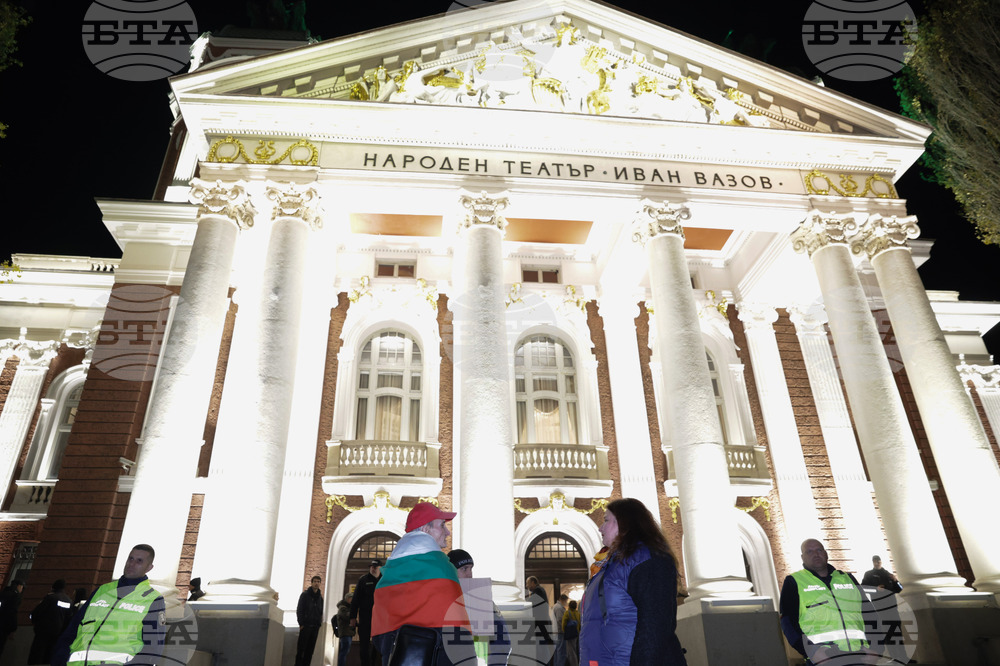 Два протеста се провеждат пред Народния театър „Иван Вазов“ тази вечер
