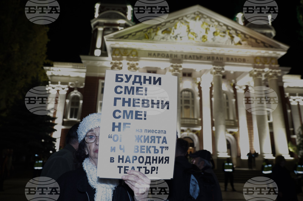Два протеста се провеждат пред Народния театър „Иван Вазов“ тази вечер
