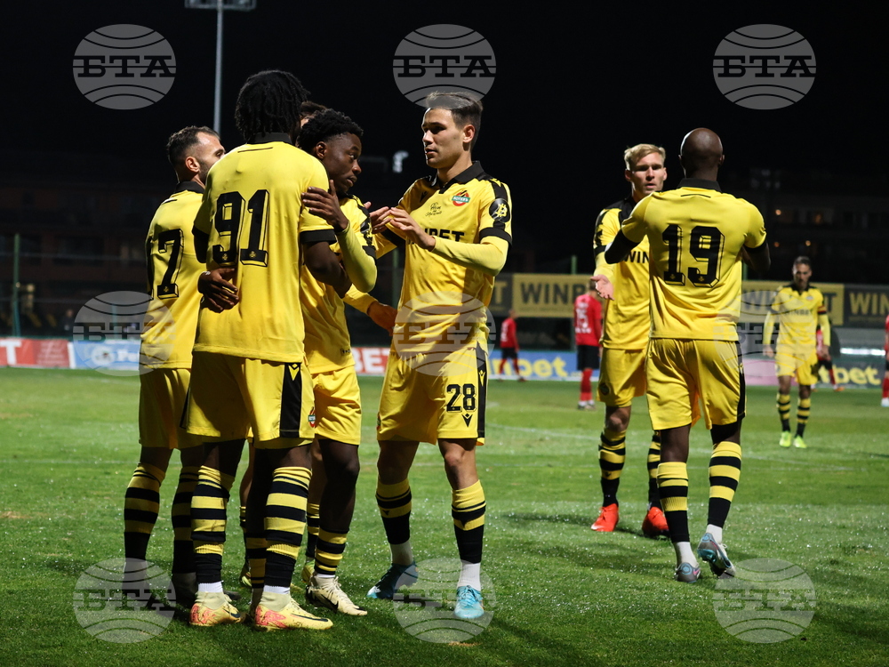 Ботев (Пловдив) спечели срещу десетима от Ботев (Враца) на обновения терен на "Колежа"