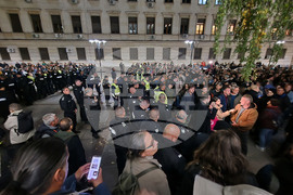 Два протеста се провеждат пред Народния театър „Иван Вазов“ тази вечер