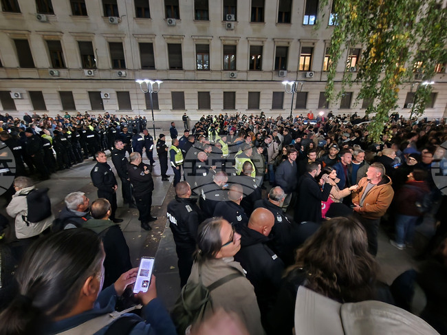 Два протеста се провеждат пред Народния театър „Иван Вазов“ тази вечер