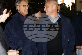 Два протеста се провеждат пред Народния театър „Иван Вазов“ тази вечер