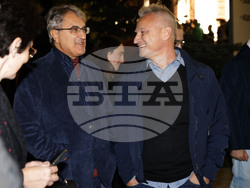 Два протеста се провеждат пред Народния театър „Иван Вазов“ тази вечер