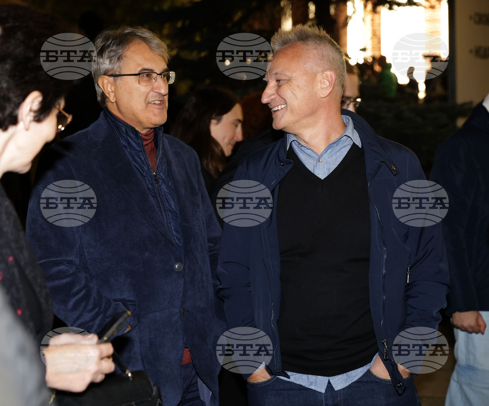 Два протеста се провеждат пред Народния театър „Иван Вазов“ тази вечер