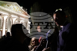 Два протеста се провеждат пред Народния театър „Иван Вазов“ тази вечер