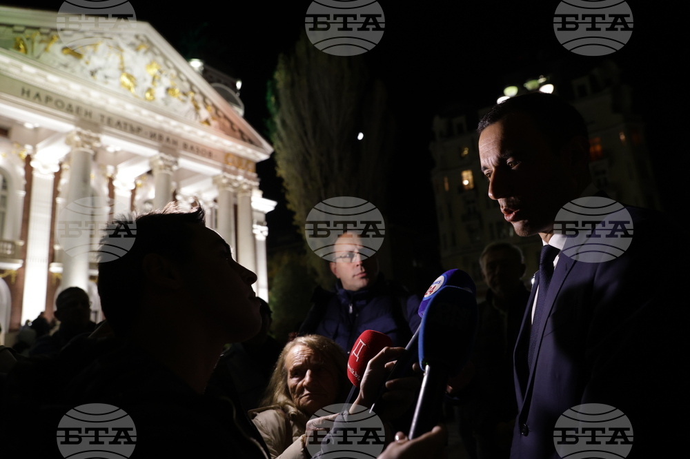 Два протеста се провеждат пред Народния театър „Иван Вазов“ тази вечер