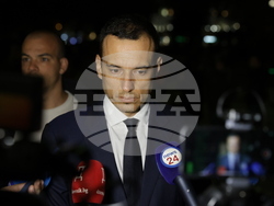 Два протеста се провеждат пред Народния театър „Иван Вазов“ тази вечер