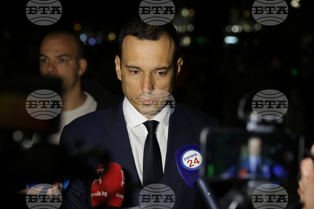 Два протеста се провеждат пред Народния театър „Иван Вазов“ тази вечер