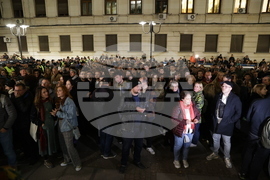 Два протеста се провеждат пред Народния театър „Иван Вазов“ тази вечер