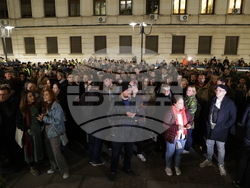 Два протеста се провеждат пред Народния театър „Иван Вазов“ тази вечер