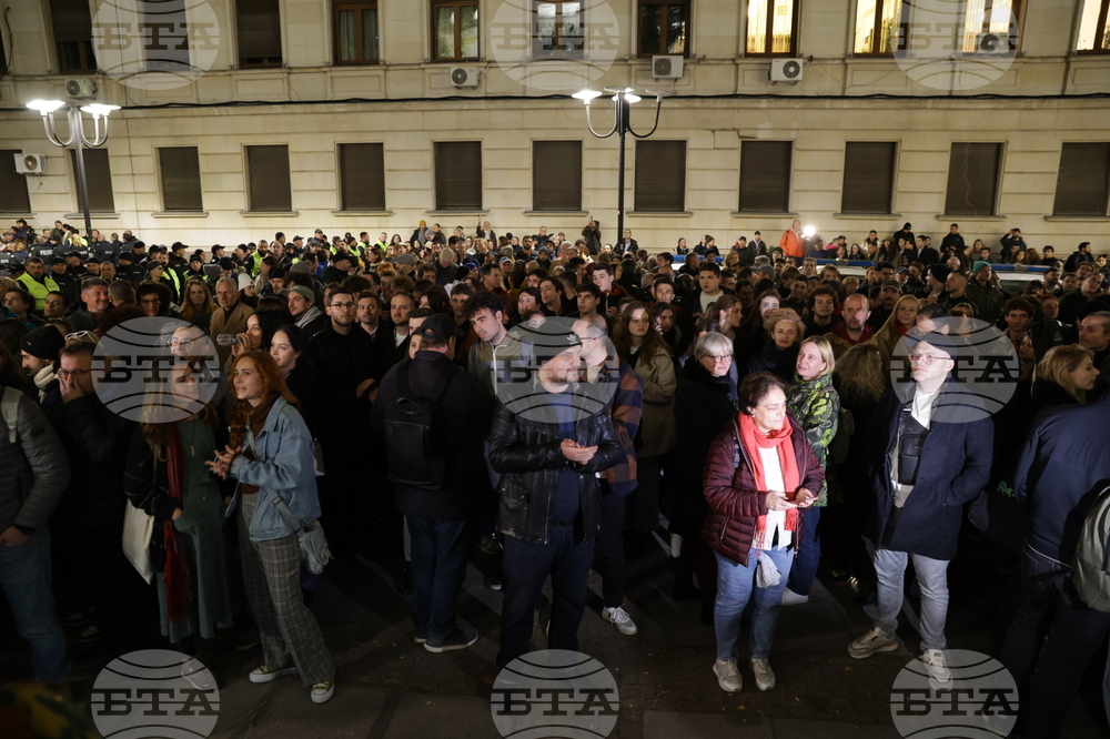 Два протеста се провеждат пред Народния театър „Иван Вазов“ тази вечер