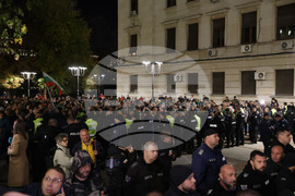 Два протеста се провеждат пред Народния театър „Иван Вазов“ тази вечер