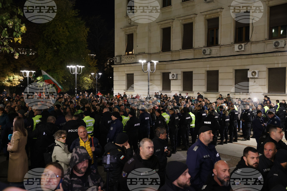 Два протеста се провеждат пред Народния театър „Иван Вазов“ тази вечер