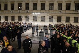 Два протеста се провеждат пред Народния театър „Иван Вазов“ тази вечер