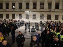 Два протеста се провеждат пред Народния театър „Иван Вазов“ тази вечер