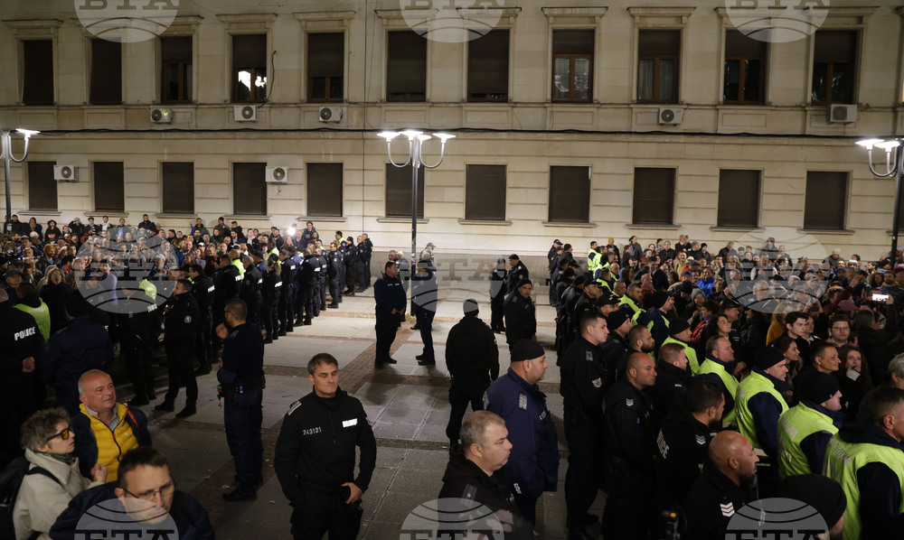 Two Opposing Protests Outside National Theatre End Without Clashes 