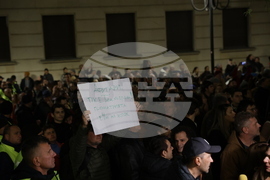 Два протеста се провеждат пред Народния театър „Иван Вазов“ тази вечер