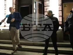 Два протеста се провеждат пред Народния театър „Иван Вазов“ тази вечер