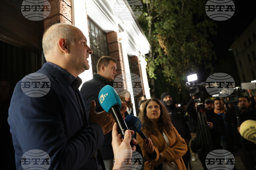 Два протеста се провеждат пред Народния театър „Иван Вазов“ тази вечер