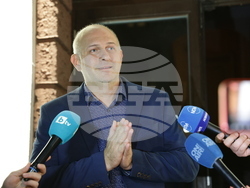 Два протеста се провеждат пред Народния театър „Иван Вазов“ тази вечер