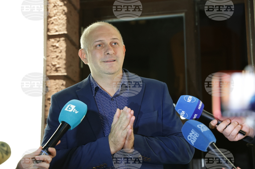 Два протеста се провеждат пред Народния театър „Иван Вазов“ тази вечер