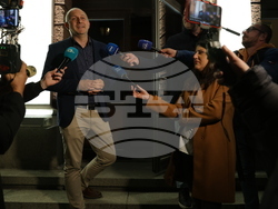 Два протеста се провеждат пред Народния театър „Иван Вазов“ тази вечер