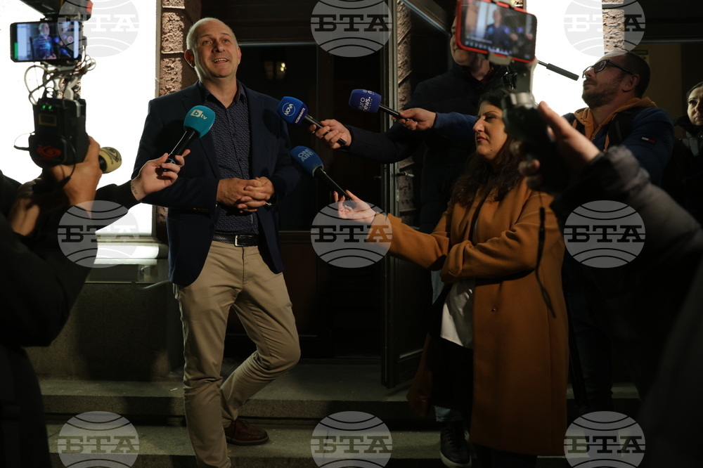 Два протеста се провеждат пред Народния театър „Иван Вазов“ тази вечер