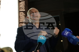 Два протеста се провеждат пред Народния театър „Иван Вазов“ тази вечер