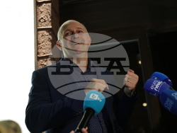 Два протеста се провеждат пред Народния театър „Иван Вазов“ тази вечер