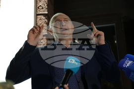 Два протеста се провеждат пред Народния театър „Иван Вазов“ тази вечер