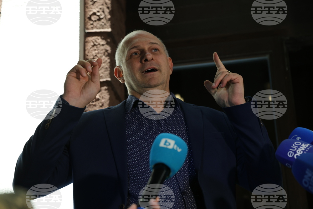 Два протеста се провеждат пред Народния театър „Иван Вазов“ тази вечер