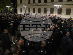 Народен театър - граждани в подкрепа на пиесата "Оръжията и човекът"