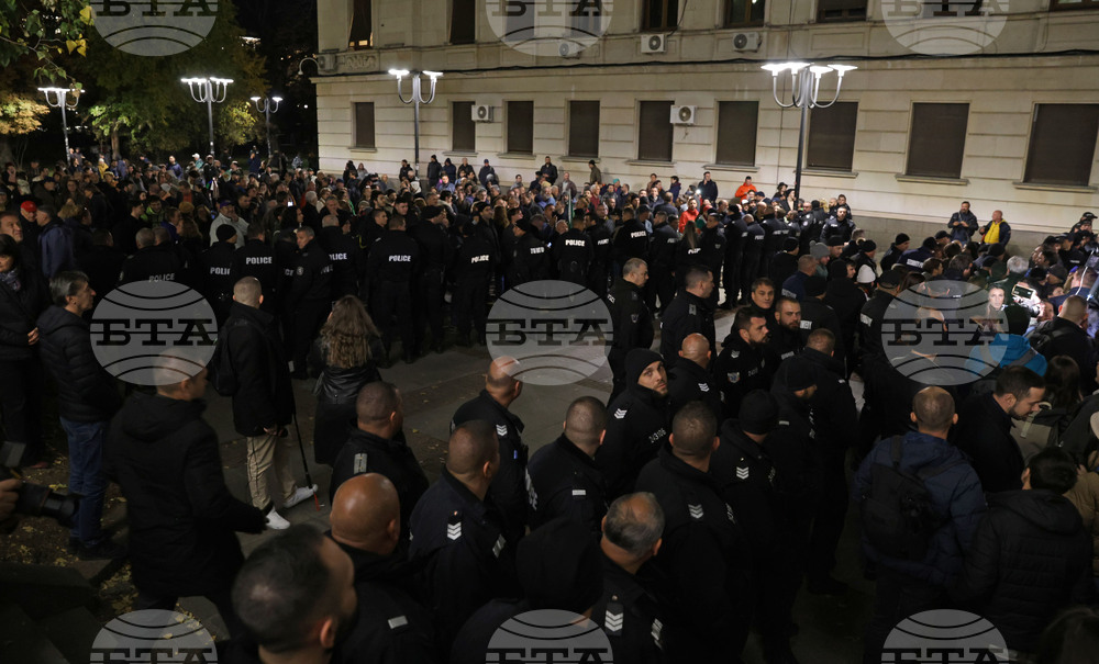 Народен театър - граждани в подкрепа на пиесата "Оръжията и човекът"