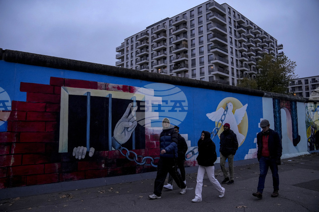 Повечето германци подкрепят обединението на страната, сочи проучване в навечерието на 35-ата годишнина от обявяването му
