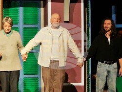 При пълна зала и без инциденти премина втората премиерна вечер на „Оръжията и човекът“, снимки – Даниел Димитров/БТА