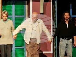 При пълна зала и без инциденти премина втората премиерна вечер на „Оръжията и човекът“, снимки – Даниел Димитров/БТА