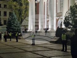 При пълна зала и без инциденти премина втората премиерна вечер на „Оръжията и човекът“, снимки – Даниел Димитров/БТА