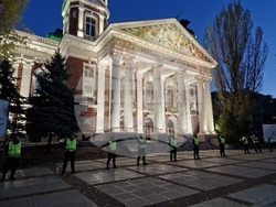 При пълна зала и без инциденти премина втората премиерна вечер на „Оръжията и човекът“, снимки – Даниел Димитров/БТА