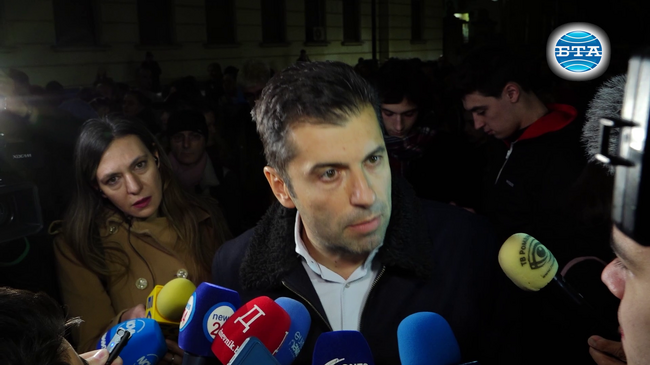 Фундаментът на демокрацията се клати и ние сме тук да я защитим, каза Кирил Петков пред Народния театър „Иван Вазов“