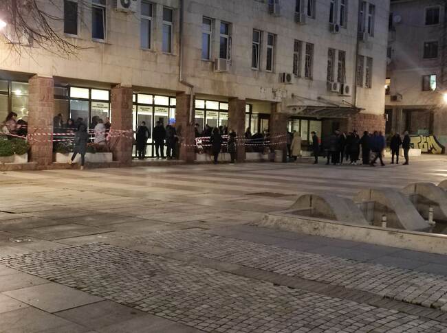 Представители на сдружения чакат от вчера пред Община Сливен да кандидатстват за финансиране за паспортизация на блокове